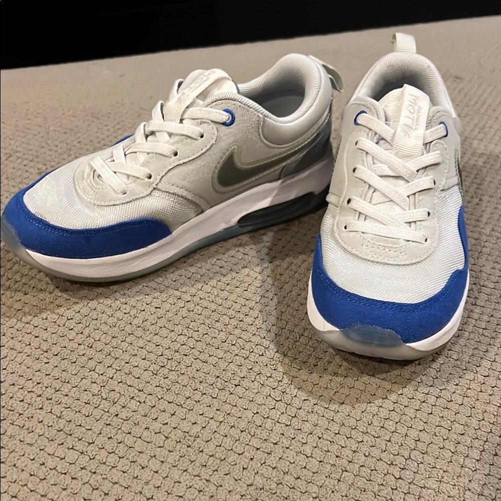 Nike White and Blue Athletic Shoes
Air max